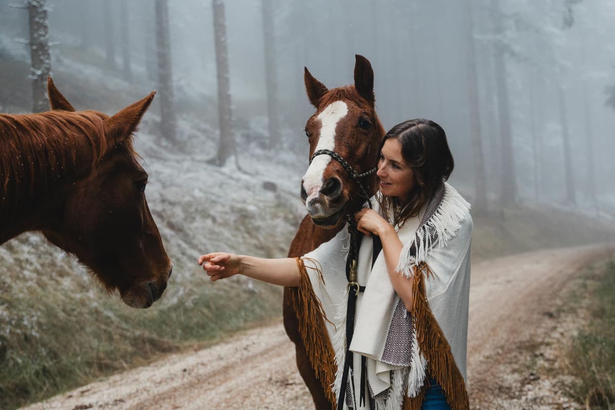 Lara mit Pferden im Wald